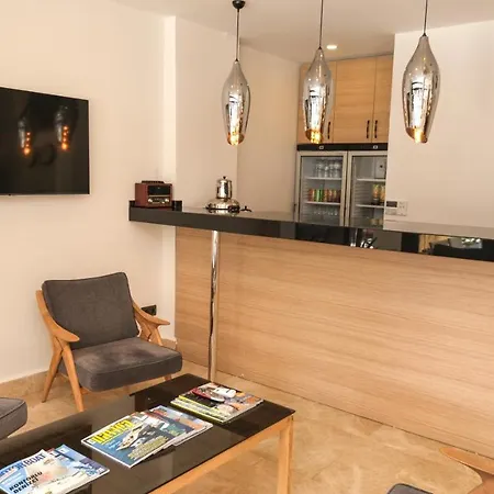 Alesta Seaside מלון *