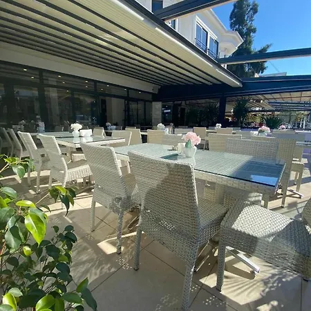 Alesta Seaside Hotel *